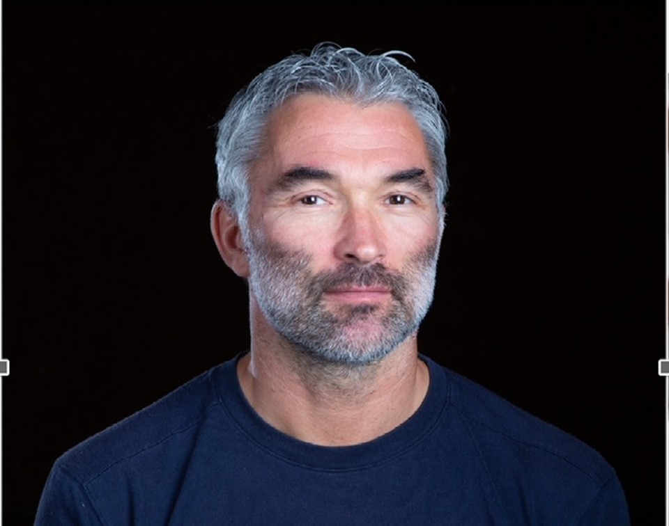 portrait de Louis Lacoste, sportif avec cheveux et barbe poivre et sel