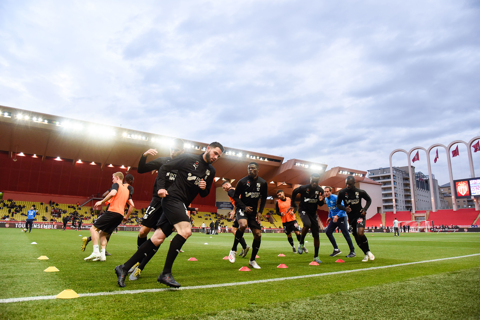 Une équipe de joueurs de football effectuant des exercices d'entraînement dans un stade.